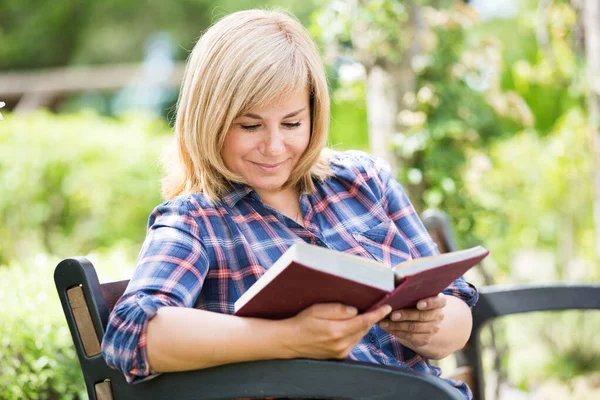 Vrouw boek buiten — Stockfoto