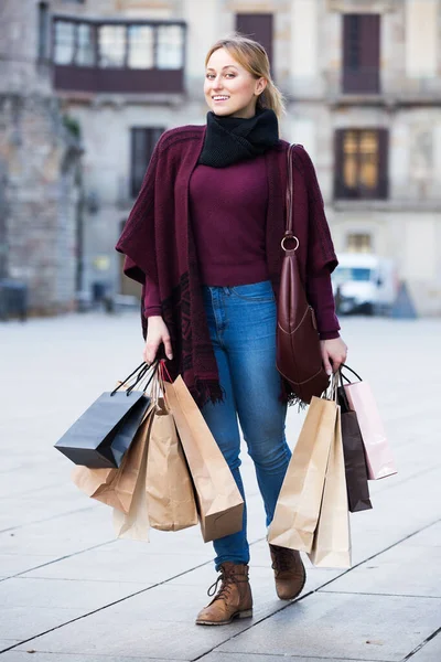 Dziewczyna patrząc spełnione po zakupy — Zdjęcie stockowe