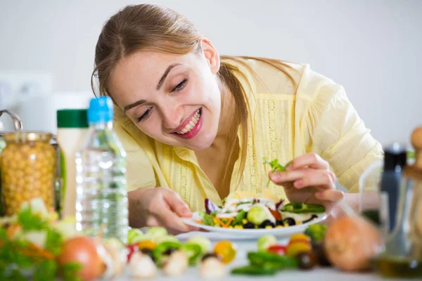 Happy young woman with plate of vegetable salad — Stock Photo, Image