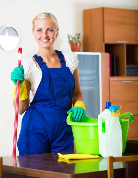 Młoda pokojówka sprzątanie w apartmen — Zdjęcie stockowe