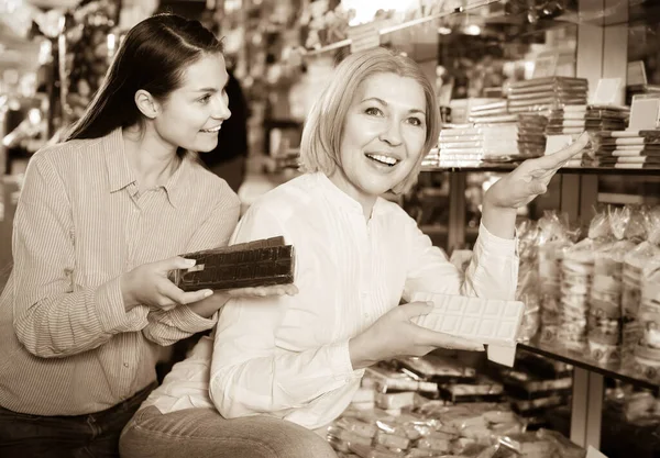Ευτυχισμένες γυναίκες που αγοράζουν σοκολάτες — Φωτογραφία Αρχείου