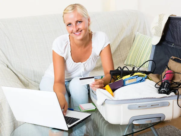 Ragazza con carta di credito e lapto — Foto Stock