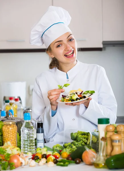 Chef professionista con insalata di verdure ed erbe aromatiche al chiuso — Foto Stock