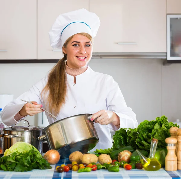Cozinheiro feminino profissional preparando sopa na cozinha — Fotografia de Stock