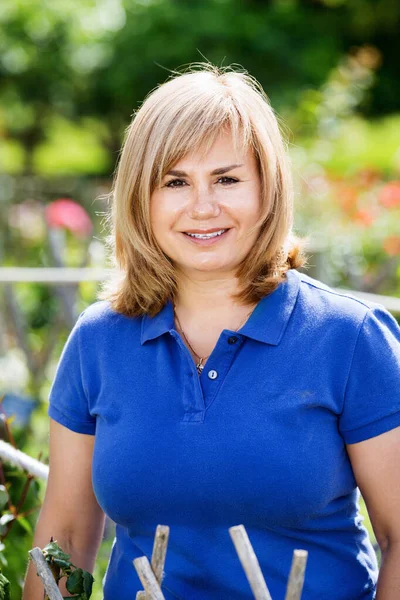 Retrato de mujer madura de pie en el jardín —  Fotos de Stock