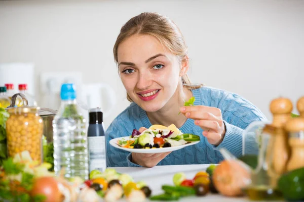 Bella ragazza in jersey cucinare insalata di verdure al chiuso — Foto Stock