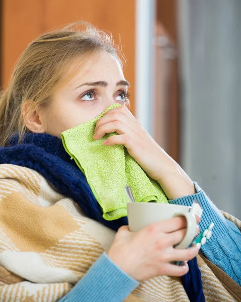 Mladá žena trpí zimou a ucpaný nos — Stock fotografie