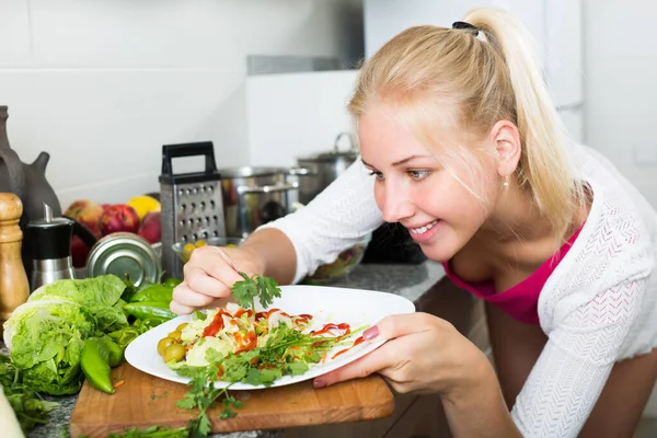 Ragazza in cucina preparare insalata — Foto Stock