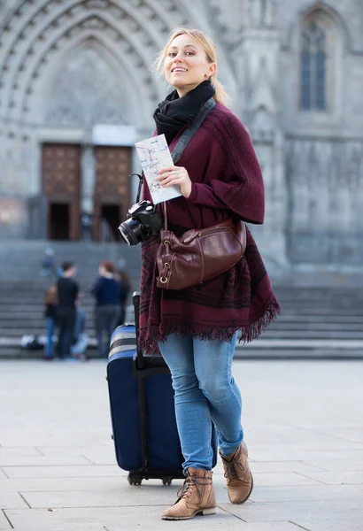 Turistická dívka kráčí s cestovní ba — Stock fotografie