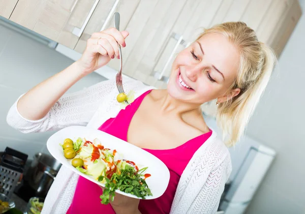 Meisje eet groene salade — Stockfoto