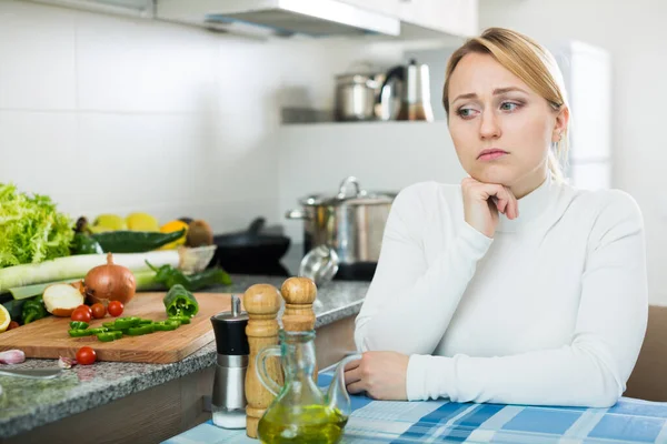 Ellendige jonge vrouw in huishoudelijke keuken — Stockfoto