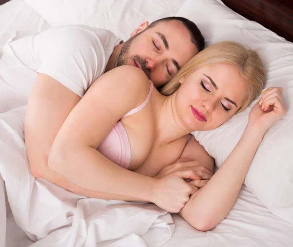 Homme et femme blonde dormir — Photo