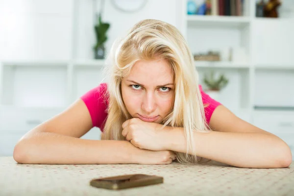 Portrait de jeune fille triste en attente d'appel — Photo