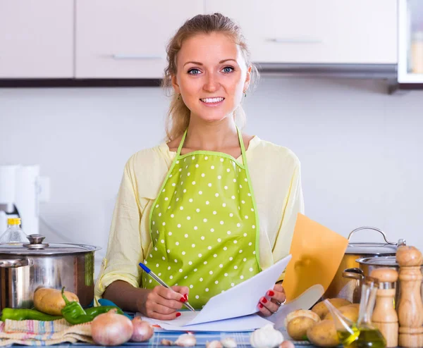 Fylla i dokument för hemmafru i köket — Stockfoto