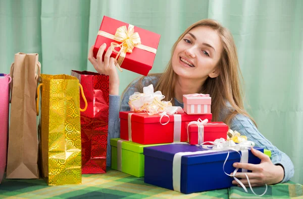 Retrato de menina com presentes e presentes no interior doméstico — Fotografia de Stock