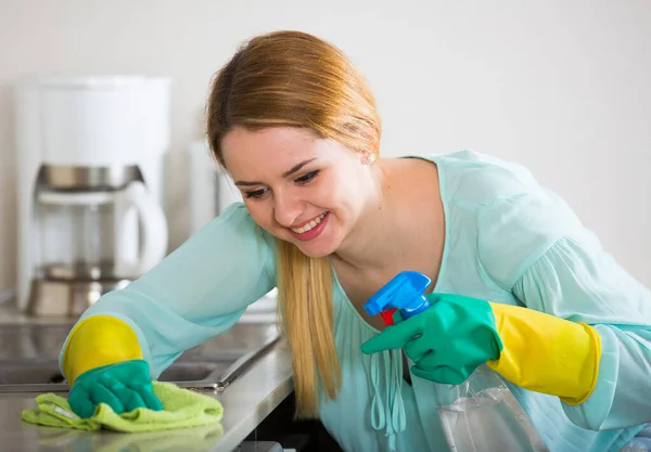 笑みを浮かべて主婦国内キッチンの清掃 — ストック写真