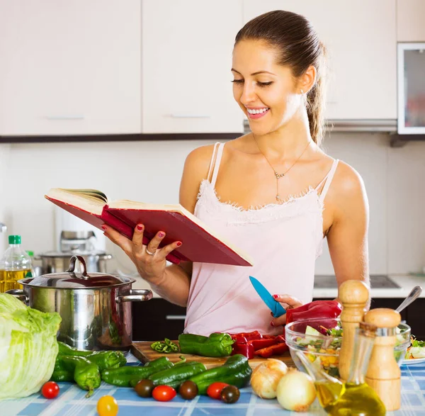 Menina de pé na cozinha com legumes — Fotografia de Stock