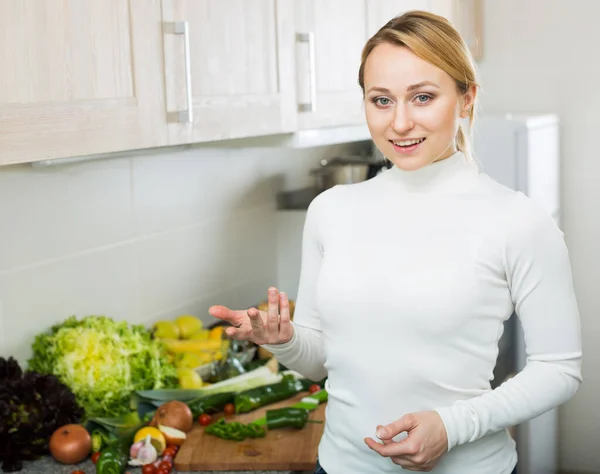 Pozytywne kobiety pozowanie z warzywami w kuchni — Zdjęcie stockowe