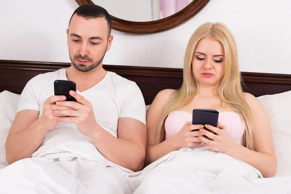 Sposi in posa con gli smartphone — Foto Stock