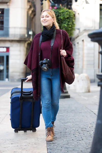 Mulher fazendo uma viagem — Fotografia de Stock