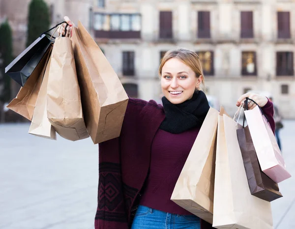 Žena pečující spokojené nakupování — Stock fotografie
