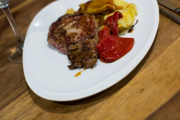 Kalfsvlees geserveerd met groenten — Stockfoto