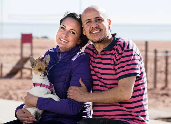 Mann, Frau und Hund am Strand — Stockfoto