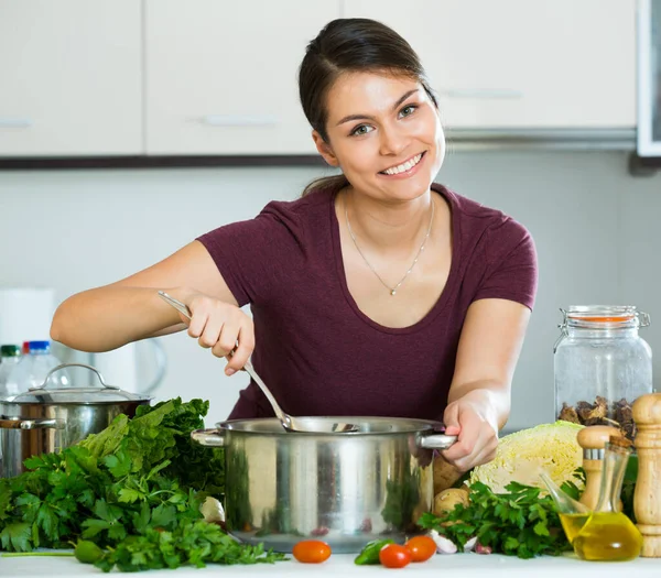 Young brunette cooking vegetables — Stock Photo, Image
