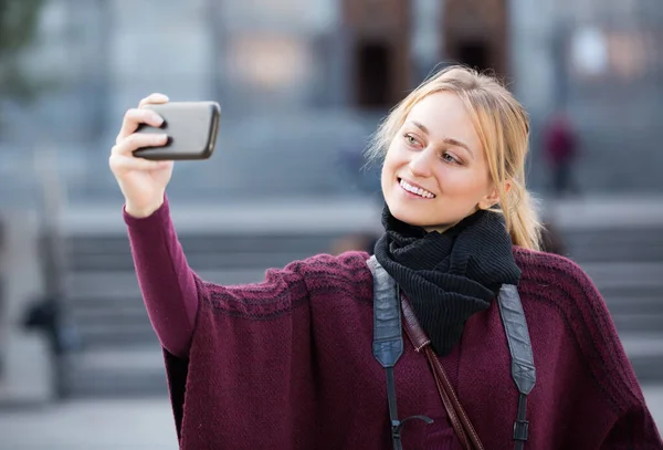 Mujer joven haciendo selfie al aire libre — Foto de Stock