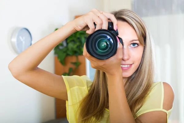 Młoda Uśmiechnięta Dziewczyna Robi Zdjęcia Profesjonalną Fotokamerą — Zdjęcie stockowe