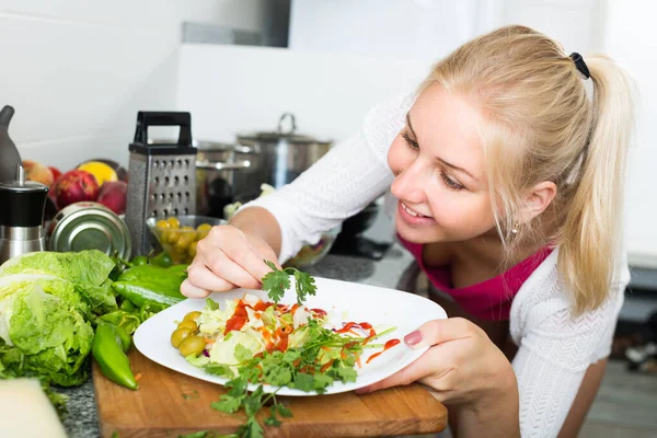 Meisje voorbereiding salade op keuken — Stockfoto