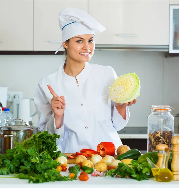 Portret van professionele chef-kok met groenten — Stockfoto