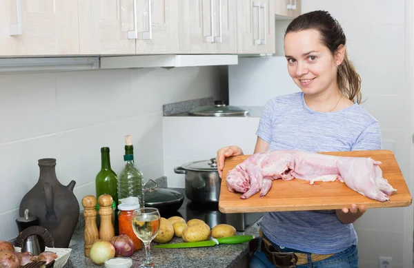 Mulher cozinhar coelho — Fotografia de Stock