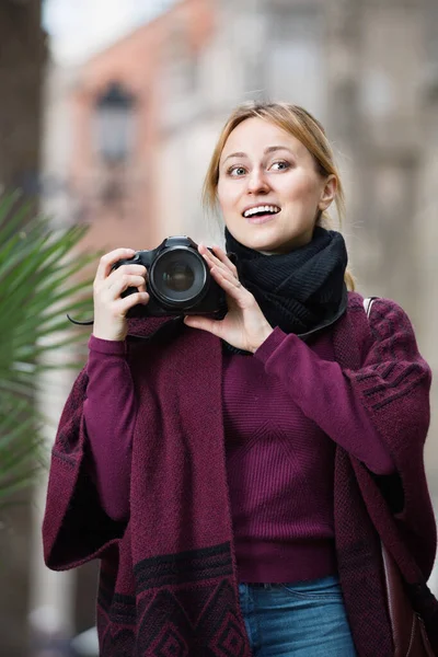 Girl taking picture with camera in the town — Stock Photo, Image