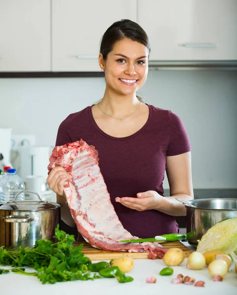 Brunetta preparazione costole di maiale — Foto Stock