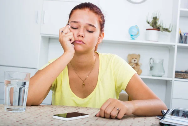 Chica esperando llamada telefónica — Foto de Stock