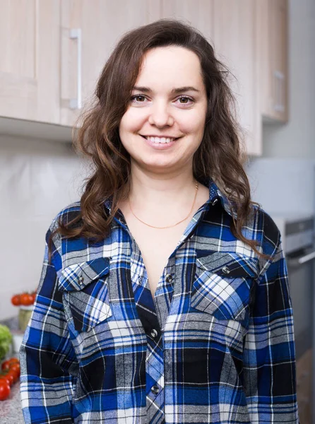 Adulto feminino em check-shirt em casa cozinha — Fotografia de Stock