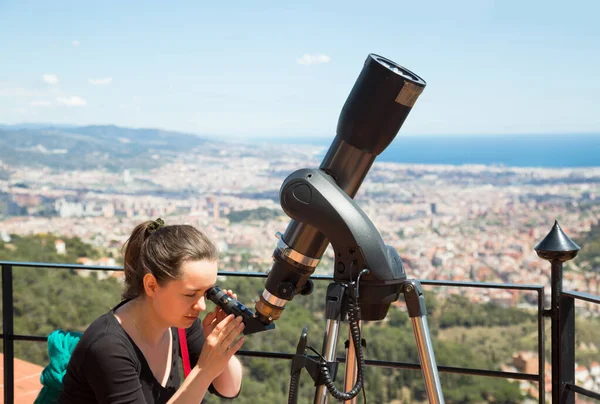 Nő nézi a teleszkóp — Stock Fotó