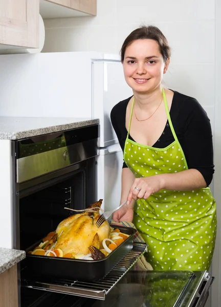 Woman cooking capon in baking tra — Stock Photo, Image