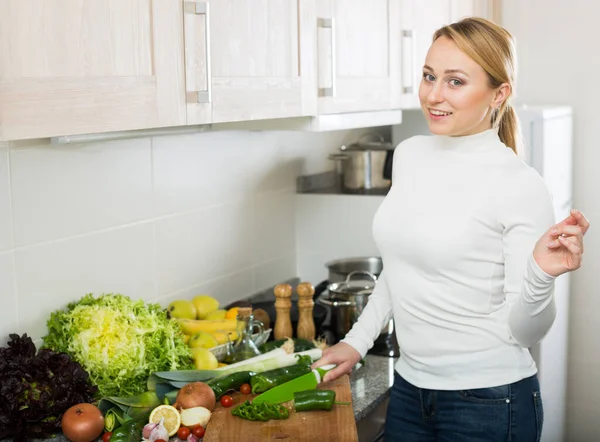 Glückliche Hausfrau Die Hause Gemüse Zum Abendessen Kocht Und Lächelt — Stockfoto