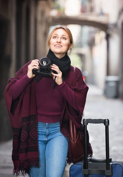 Fiatal Kellemes Pozitív Lány Fényképezőgéppel Városban — Stock Fotó