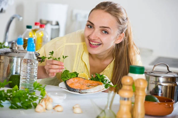 Giovane Femmina Camicetta Gialla Con Salmone Cotto Casa — Foto Stock