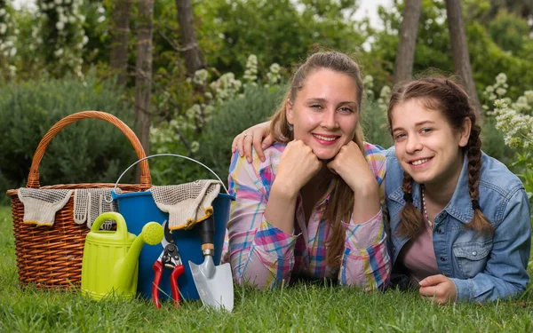 年轻的西班牙妇女和女孩带着园艺工具在户外微笑 — 图库照片