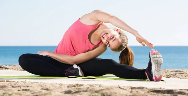 Joyeux Belle Femme Faisant Exercice Plage Mer Souriant — Photo