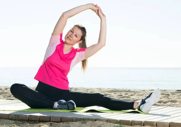 Giovane Donna Che Esercita Yoga Posa Sulla Spiaggia Soleggiata Dall — Foto Stock