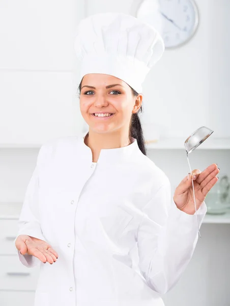 Esmer Kız Aşçı Mutfakta Kepçe Tutuyor — Stok fotoğraf