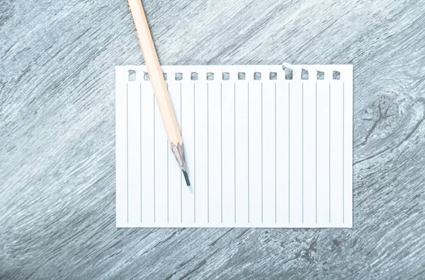 Página Vacía Arrancada Cuaderno Tumbado Una Superficie Madera — Foto de Stock