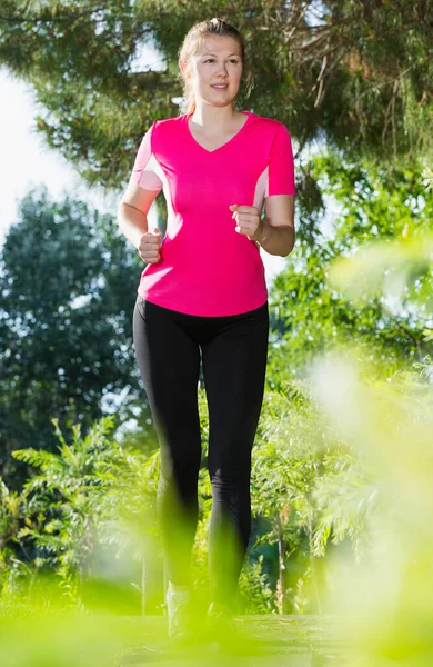 Leende Vuxen Kvinna Rosa Shirt Tränar Parken — Stockfoto