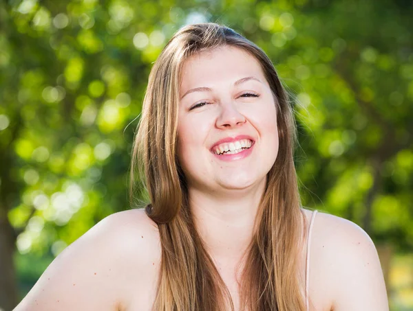 Jonge Vrouw Lacht Terwijl Een Bankje Het Park Zit — Stockfoto