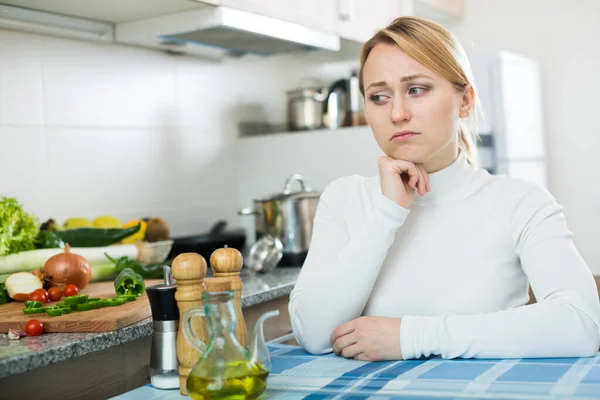 Porträtt Frustrerad Ung Kvinna Hemmets Kök — Stockfoto